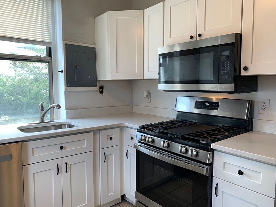 2nd image of 378 Thames St APT 2