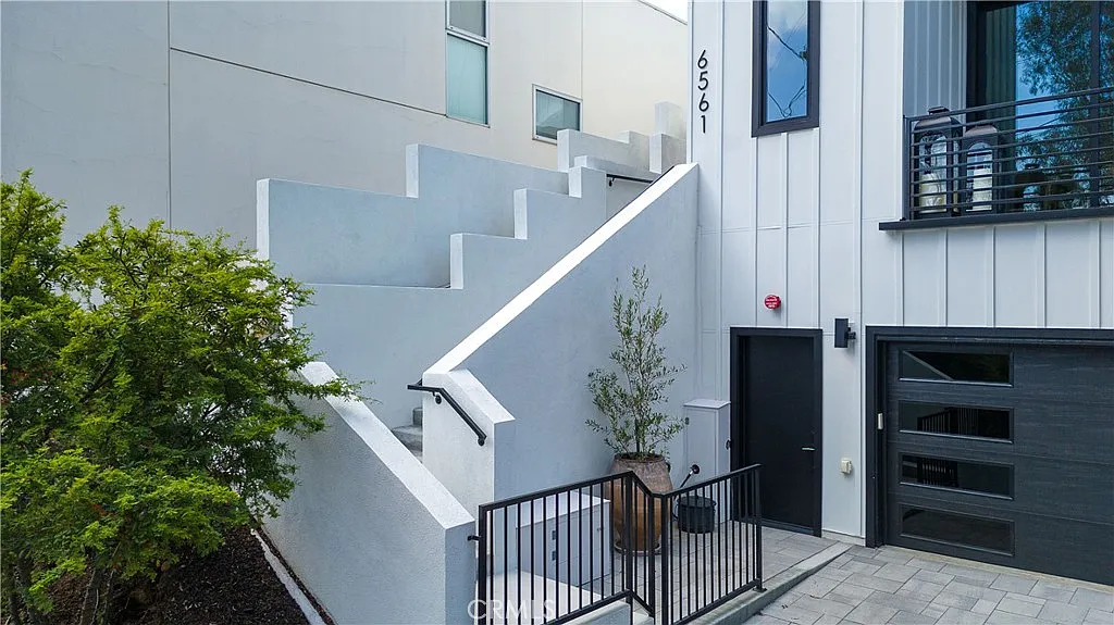 3 bed, 3.5 bath, 2226 sqft, $7,995 — Photo 3