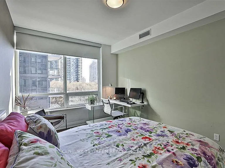 36 Park Lawn Rd #303 — Photo 5