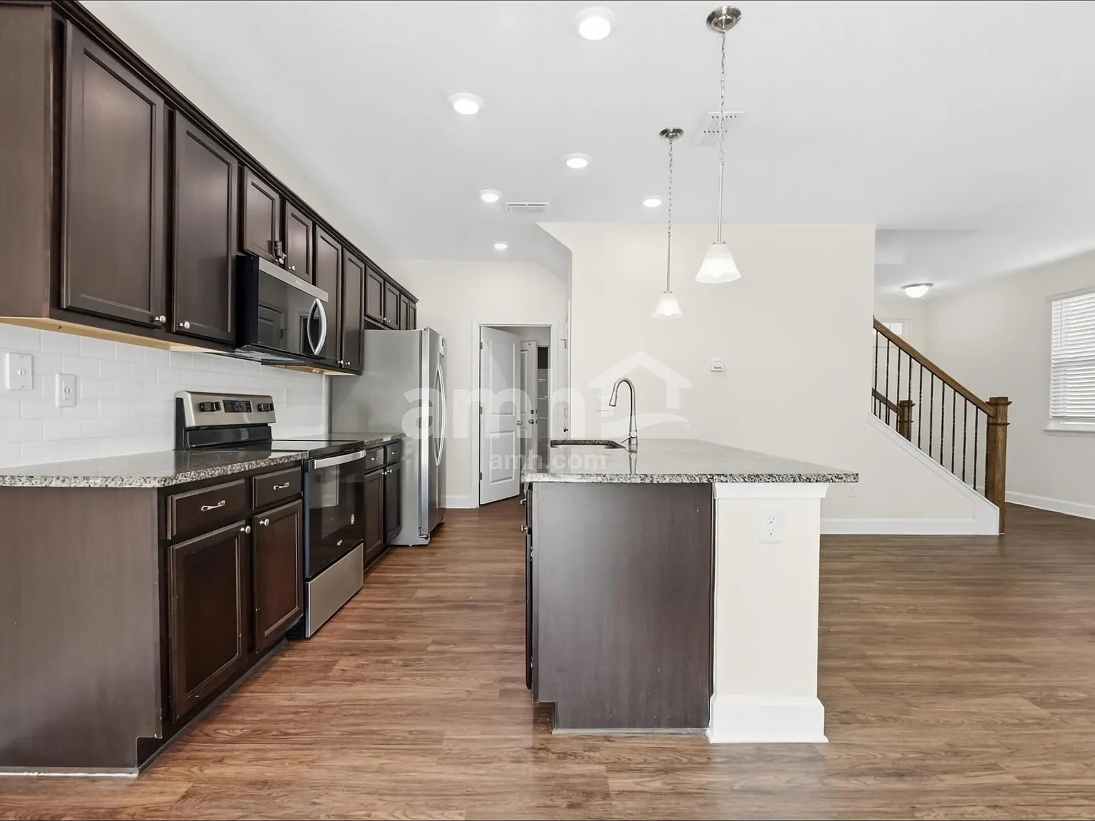 3 bed, 2.5 bath, 1838 sqft, $1,975 — Photo 3