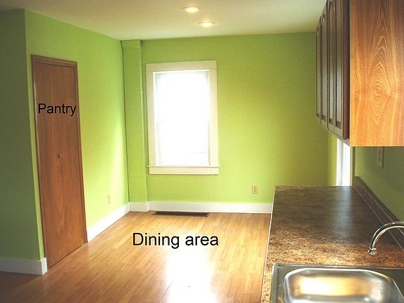 Eat in Kitchen w/pantry