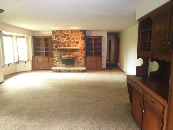 4th image of 160 Crestwood Dr
