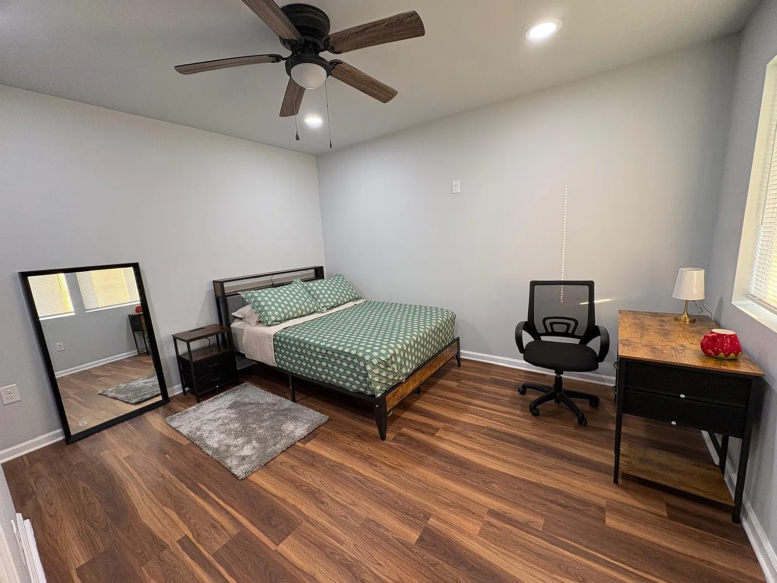 4 bed, 3.0 bath, 1880 sqft, $866 — Photo 1