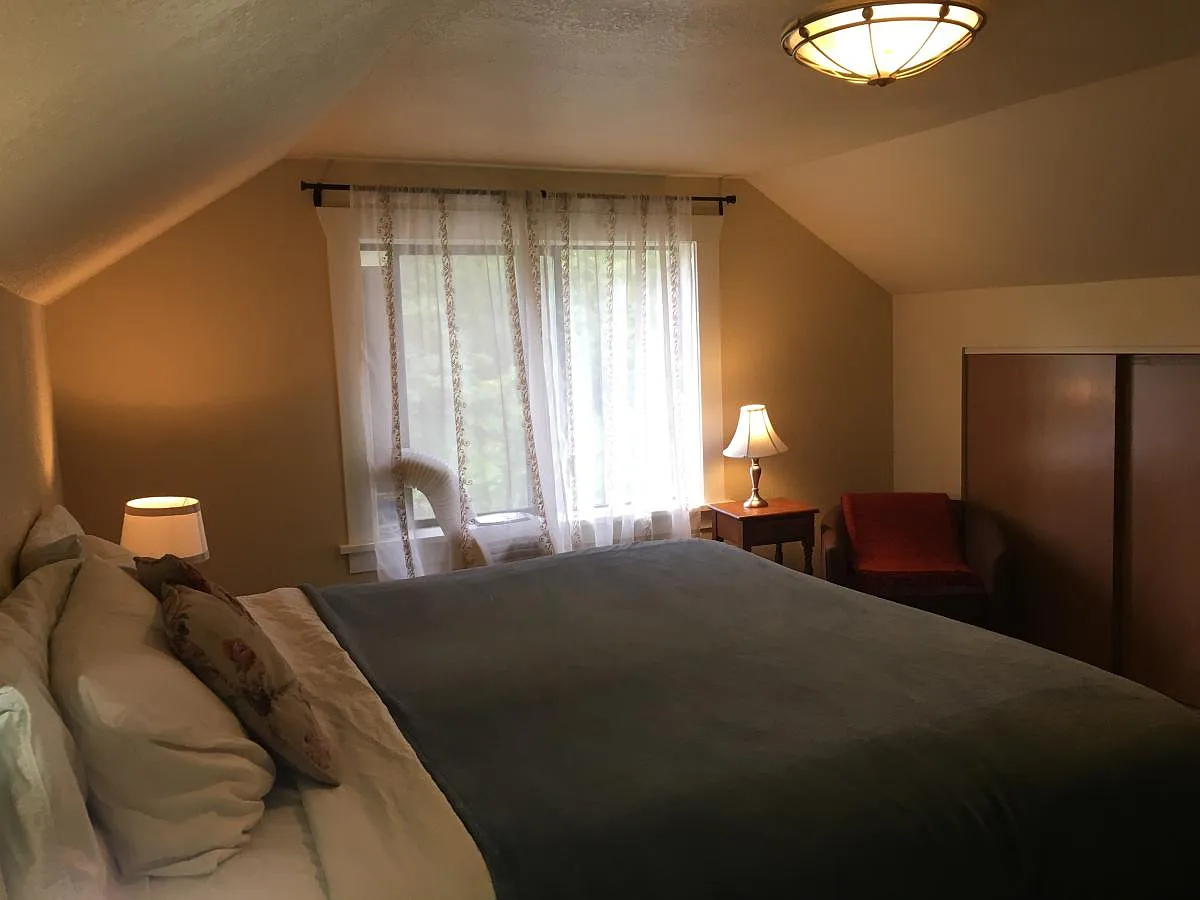5 bed, 2.5 bath, 2600 sqft, $3,900 — Photo 4