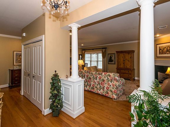 5th image of 36 Denyelle Dr