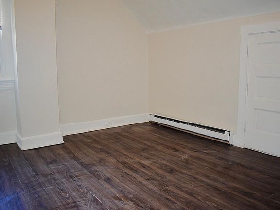 2nd image of 2424 Maplewood Ave #3