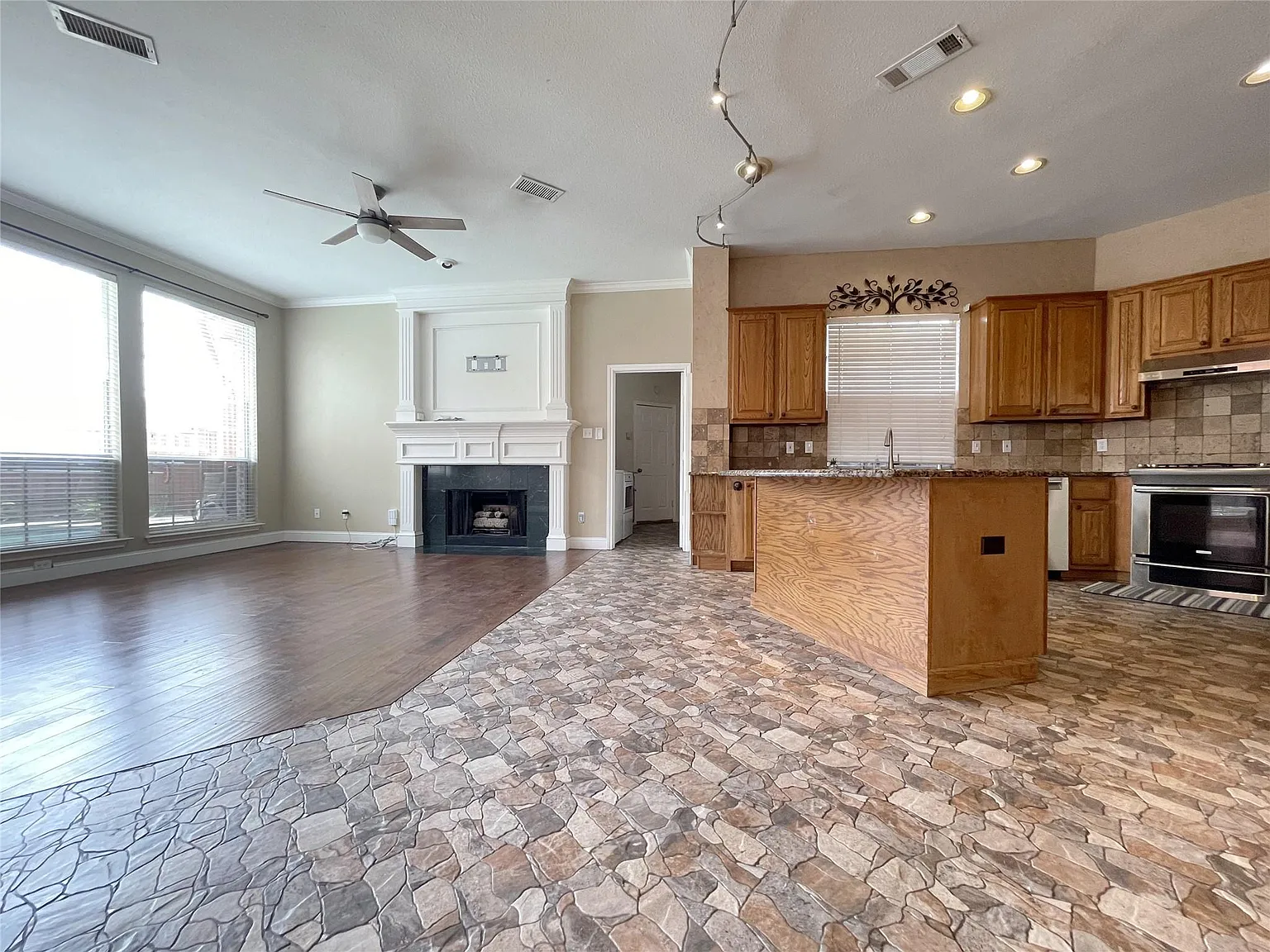 4 bed, 3272 sqft, $3,350 — Photo 4