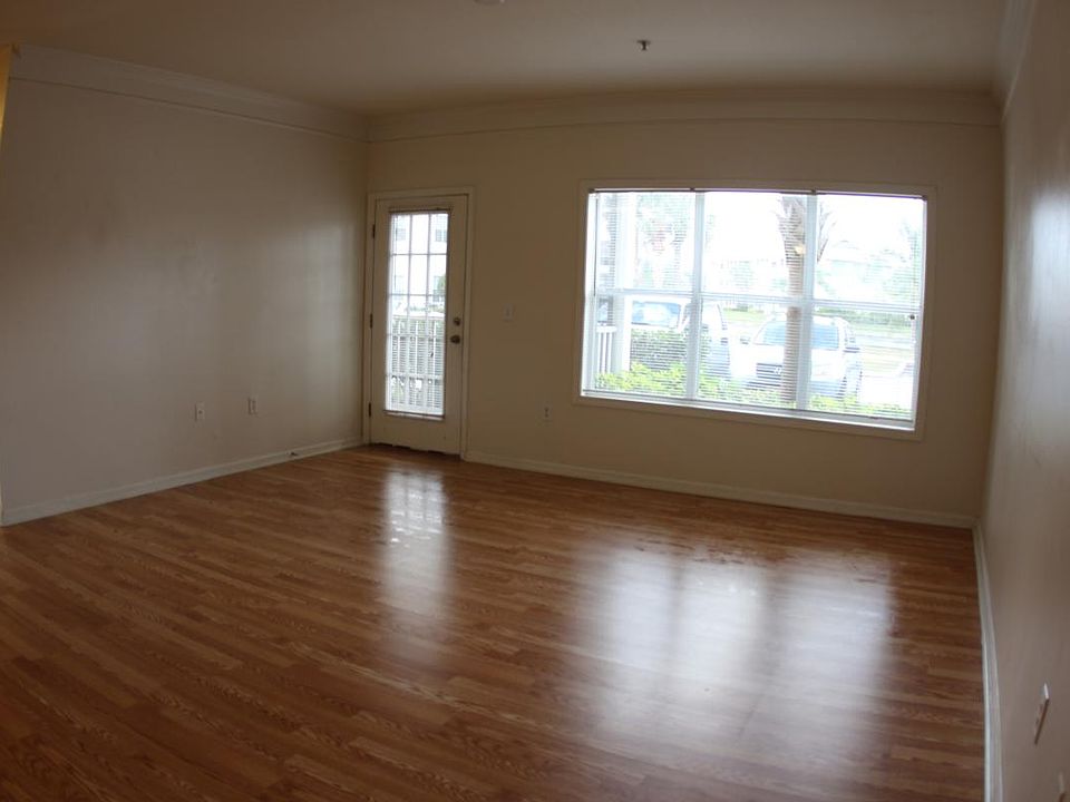 Living area leading to lanai