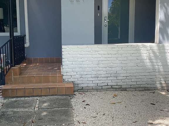 3rd image of 851 NW 14th Ct