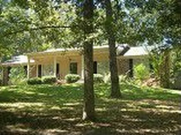 174 Mollie Dr, Selmer, TN 38375