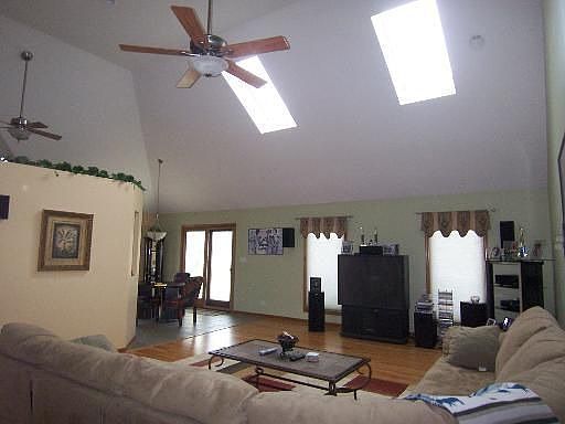 3rd image of 946 Woodside Dr