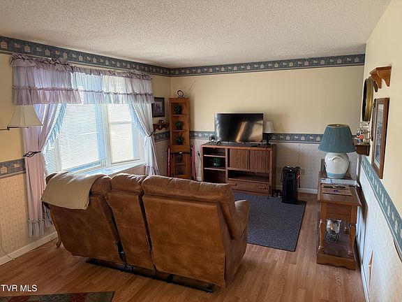 5th image of 425 Buttermilk Rd