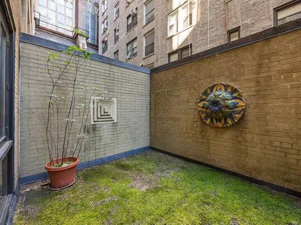 135 West 70th Street image 4 of 14