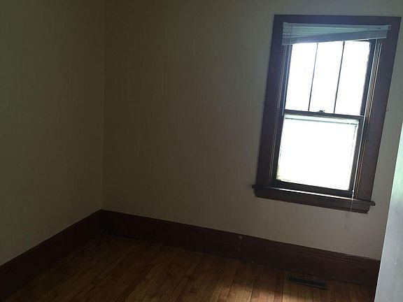 4th image of 321 Bircher Ave