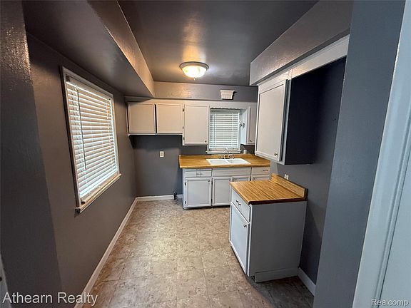 4th image of 3405 Holly Ave
