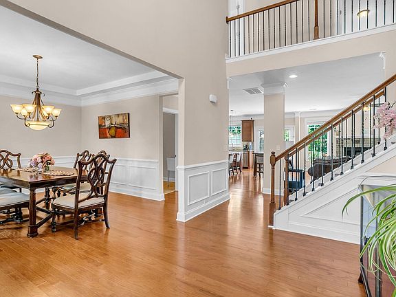 5th image of 31 Wood Hollow Cir