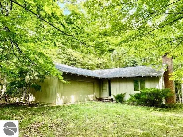 4005 E Oxford Dr, Leland, MI 49654