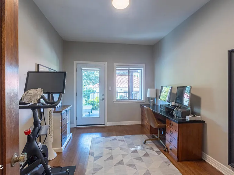 1541 Rose Villa St — Photo 28