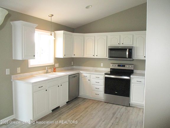 3rd image of 461 Coventry Ln