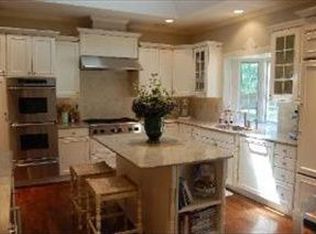 30 E Quail Dr, Lake Forest, IL 60045