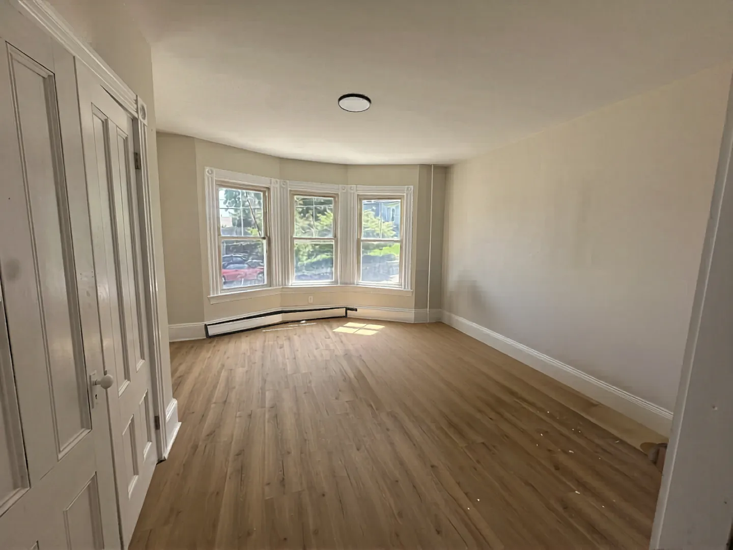 Spacious 2 Bed/ 1 Bath Apartment in East Greenwich! — Photo 3