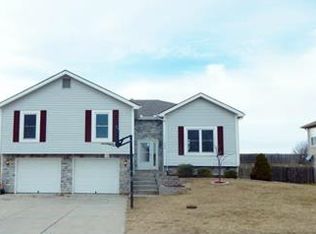566 Hithergreen Dr, Lansing, KS 66043