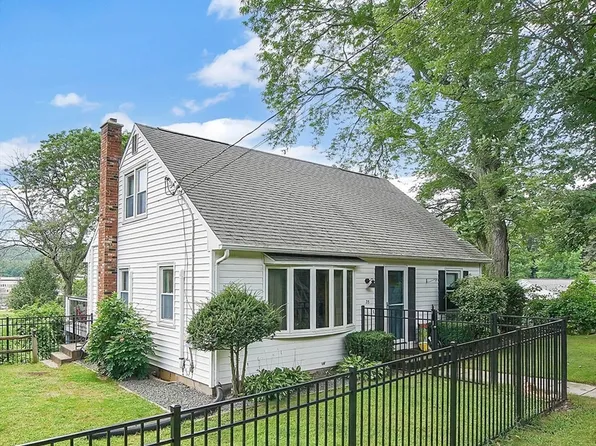 35 Ridgeway St, Holyoke, MA 01040