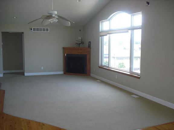 4th image of 76 Helen Ave