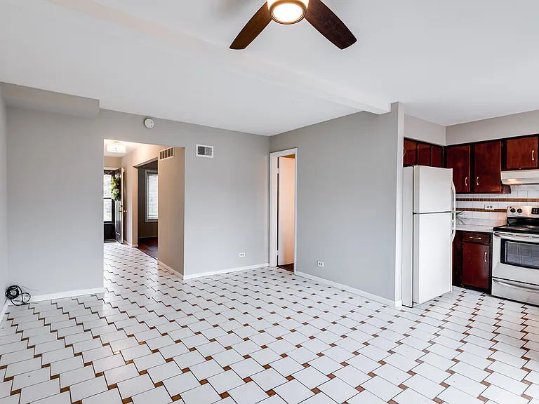 18W269 Kirkland Ln — Photo 5