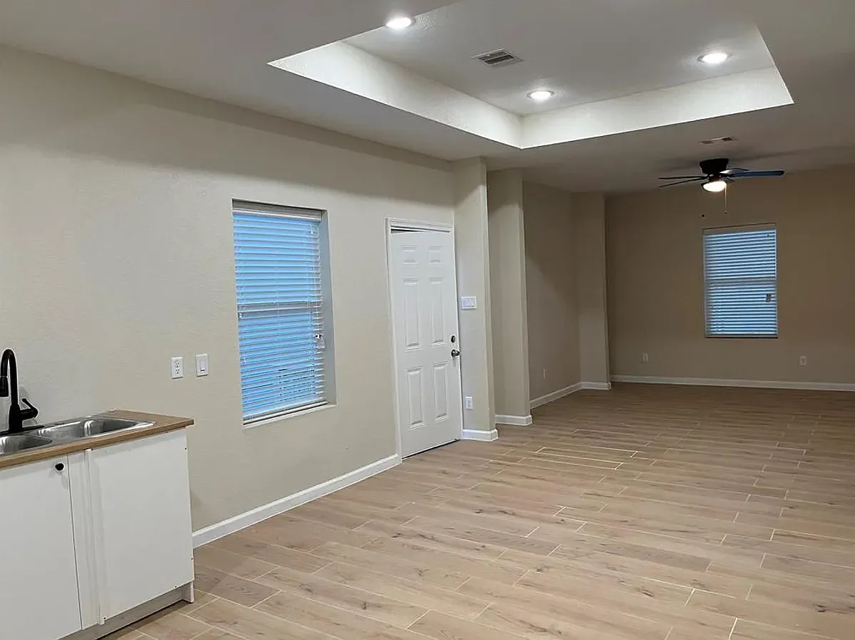 3 bed, $1,900 — Photo 2