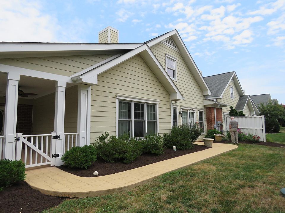 Back of unit, garden area

