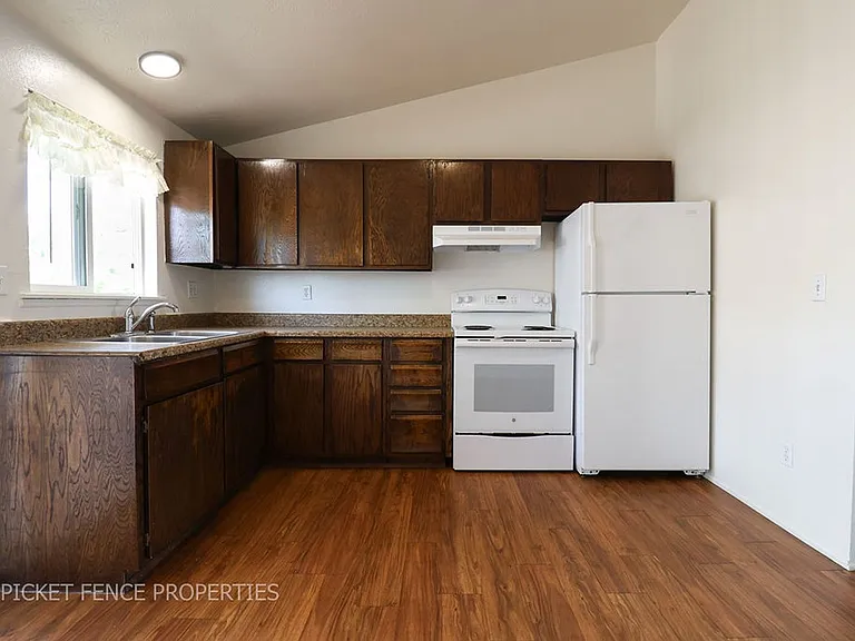 1488 E 8th St — Photo 3