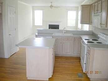 2nd image of 3010 Iroquois Dr