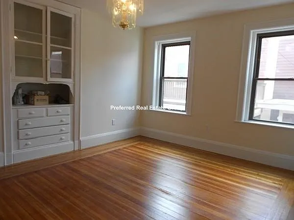 5 bed, 1.5 bath, 999999 sqft, $4,100 — Photo 4