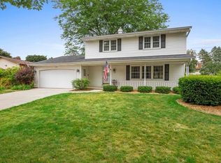 529 Edelweiss Dr, Green Bay, WI 54302