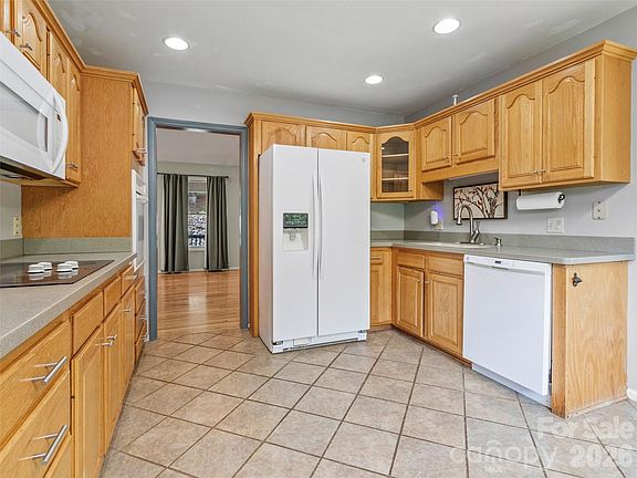 4th image of 300 Dogwood Ln