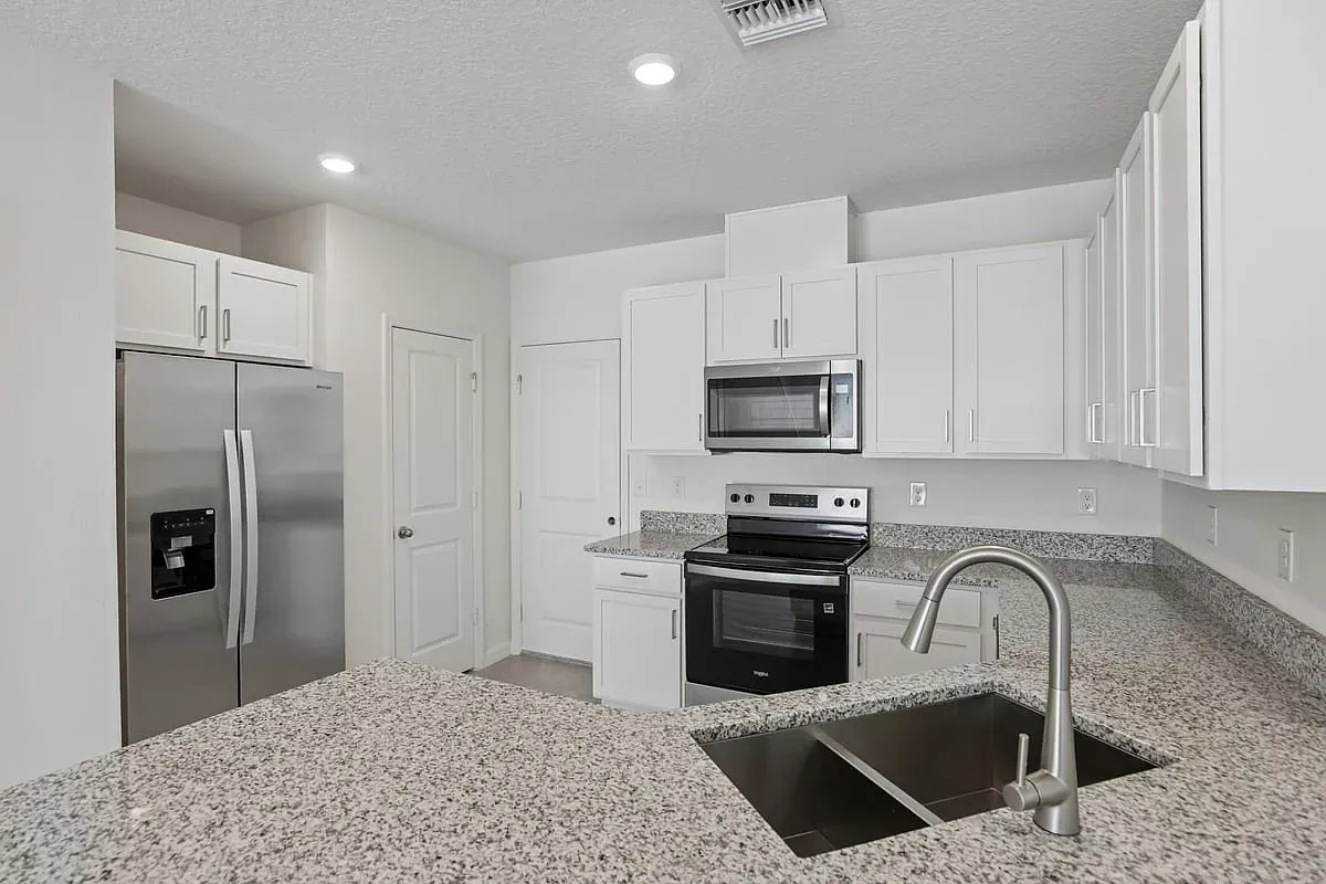 3 bed, 2.5 bath, 1557 sqft, $2,100 — Photo 4