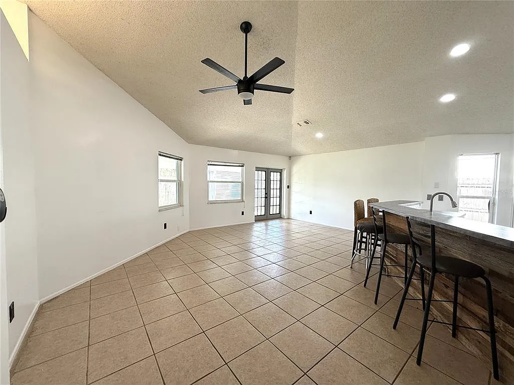 3 bed, 2.0 bath, 1352 sqft, $2,500 — Photo 3