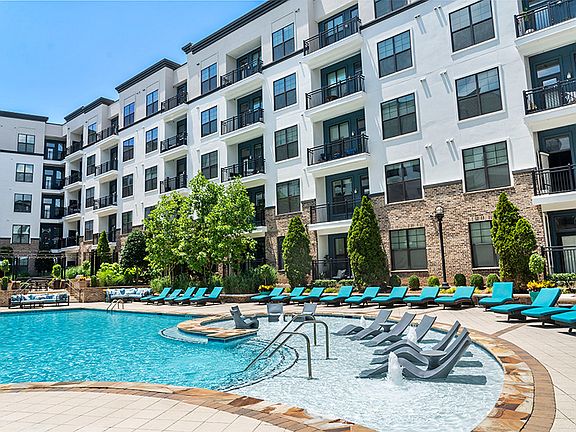 Resort-style pool with sun shelf