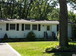 22 Longhorn Ln, East Setauket, NY 11733