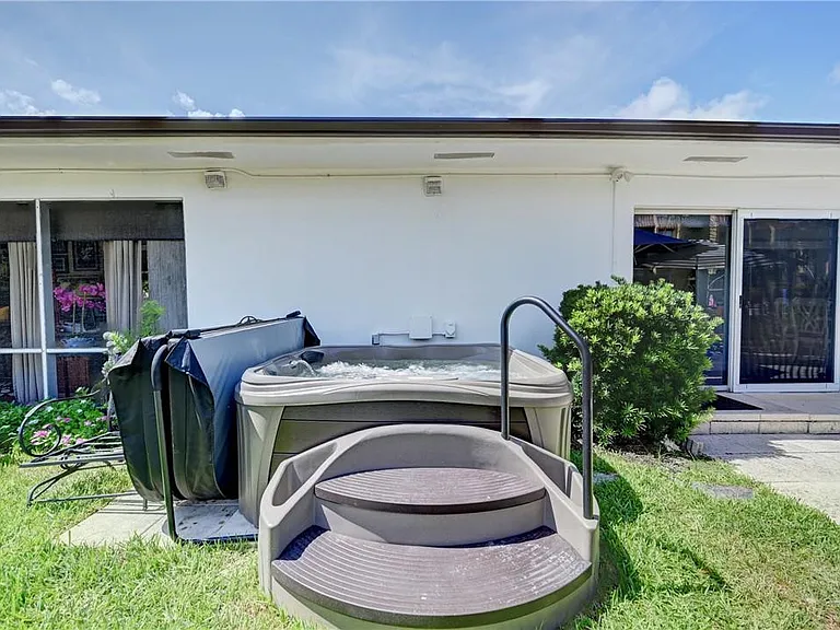 1840 SE 7th St — Photo 43