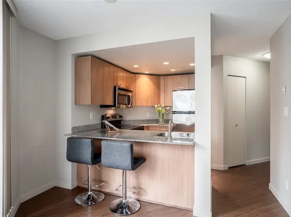 1212 Howe St #404, Vancouver, BC V6Z 2M9