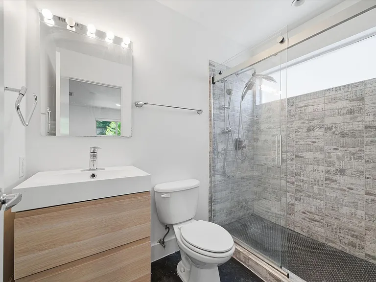 7002 Newcastle St — Photo 17
