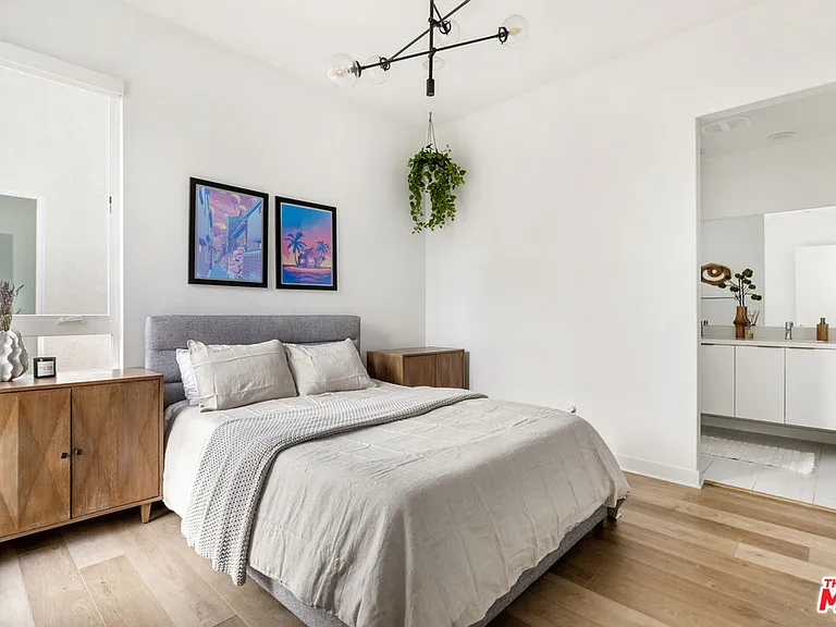 10907 Otsego St — Photo 15