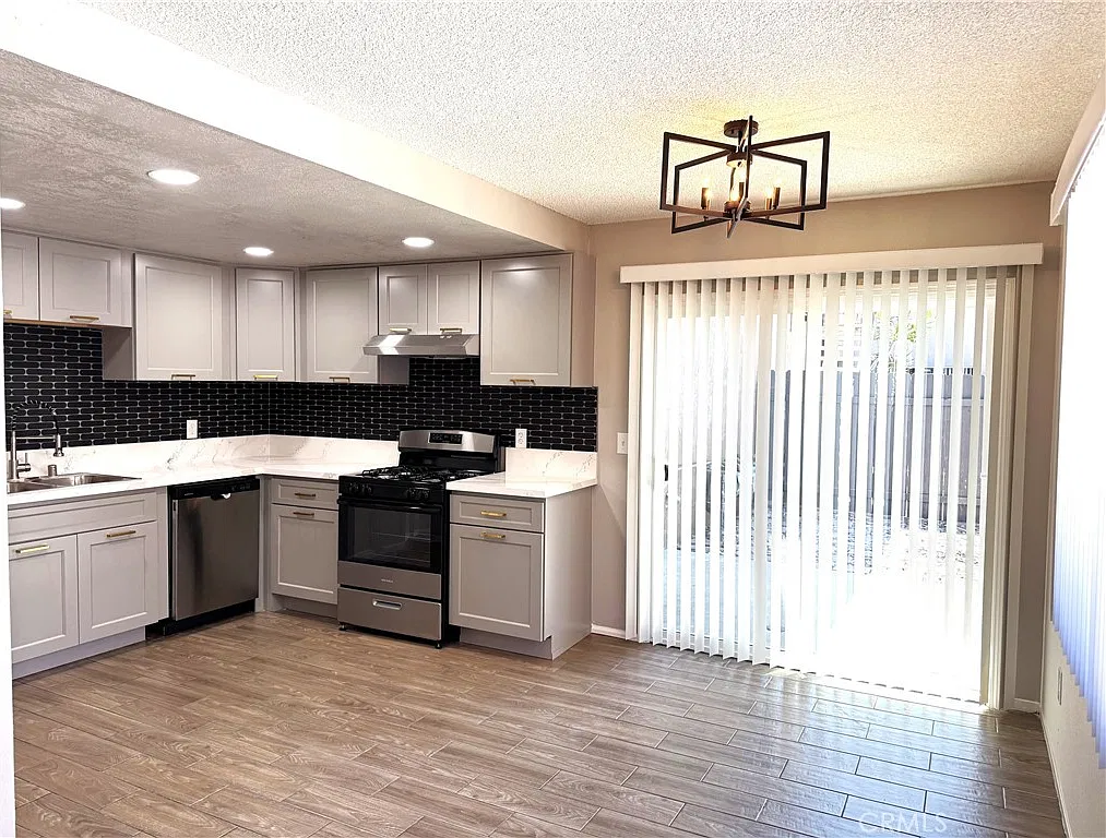 3 bed, 1.5 bath, 900 sqft, $3,395 — Photo 3