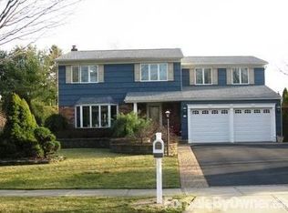 16 Stanley Pl, Smithtown, NY 11788