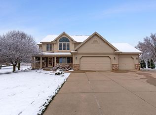 W268N5305 Carlene Dr, Pewaukee, WI 53072