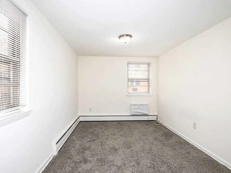 Karen Court Apartments — Photo 20