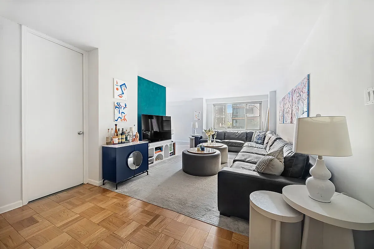 300 East 40th Street — Photo 1