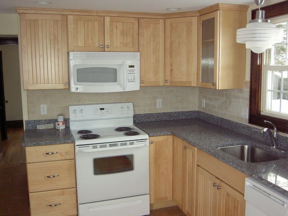 4th image of 215 Temple Ave